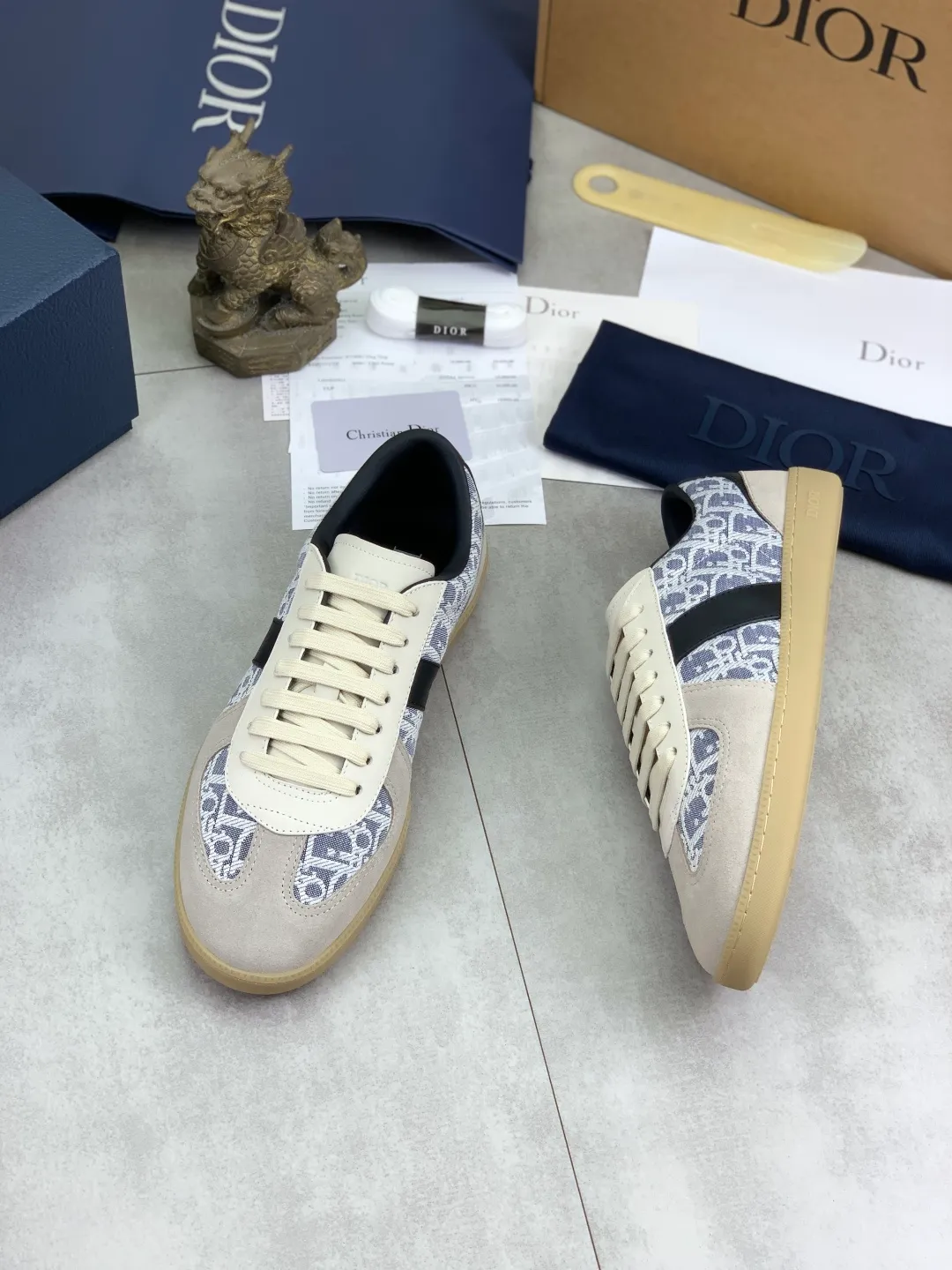 Men's men's shoes 💰P542 New Dior B01 top version of moral training shoes! ! ! White first-layer cowhide, fully oiled upper, original TPU molded outsole. New to the Fall 2025 collection, this sneaker marks the return of Dior’s classic style, reinterpreted in a stylish and elegant silhouette. Crafted from white smooth first-grain cowhide with a tonal silk sheepskin lining, it features the Dior logo on the tongue and inner sides, and a CD icon on the heel. Paired with Tpu anti-slip soles of the same color, it can be matched with various styles to create a sophisticated look.  Code number: 39-45 Complete package with airplane box